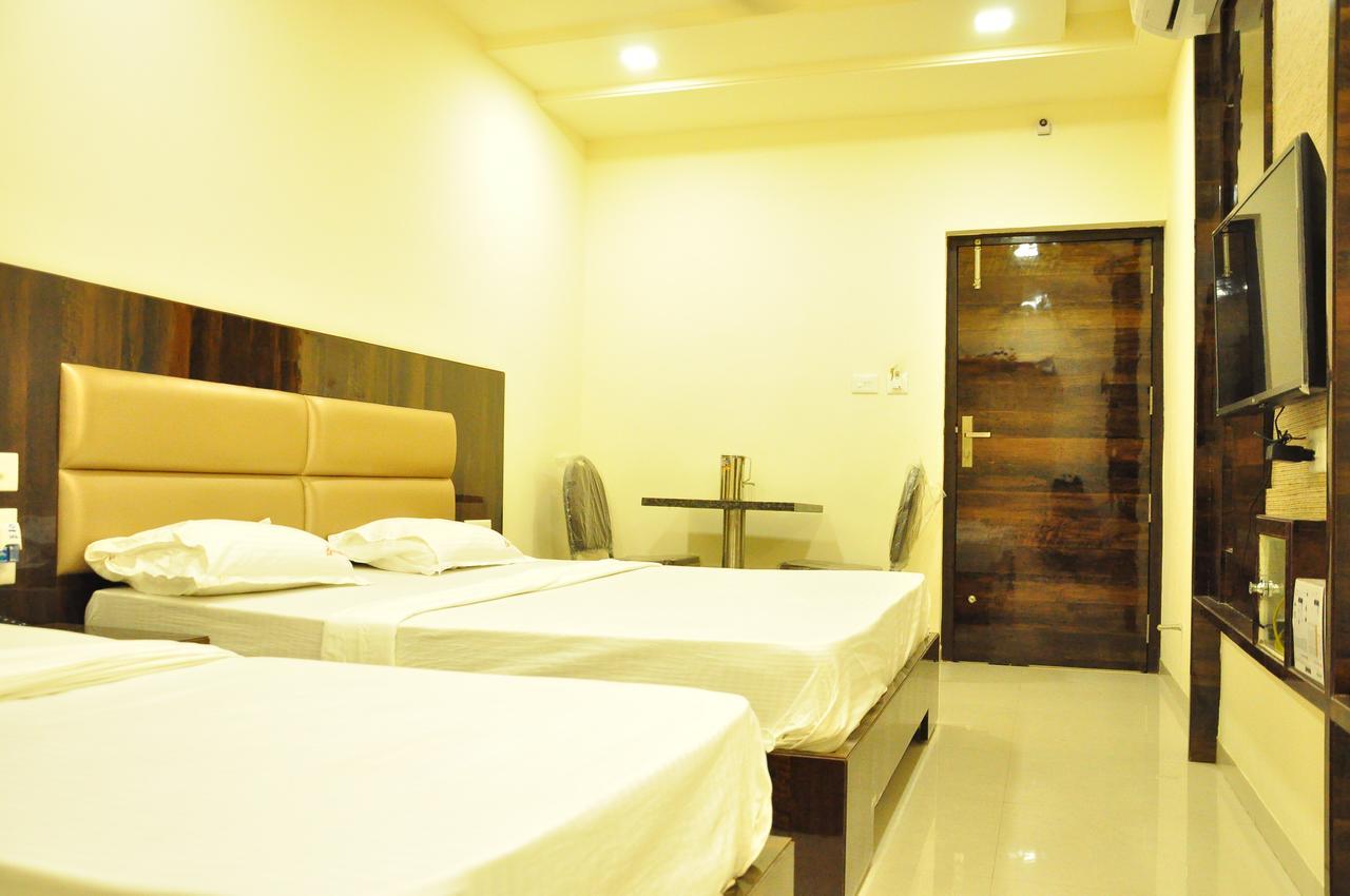 Pai Residency Hotel Хоспет Екстериор снимка